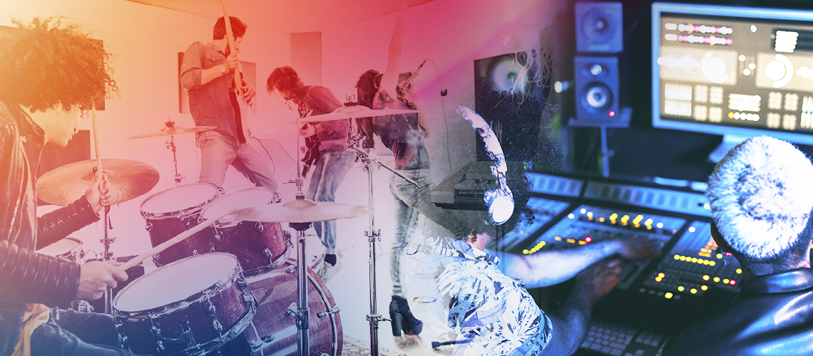 Banda de música compuesta y ejecutada por músicos e instrumentos musicales vs 2 personas mirando un computador.